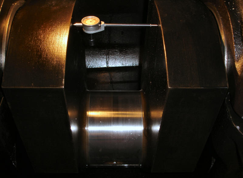 De krukas van dit type motor is van 1 stuk hoogwaardig staal vervaardigd. Het glimmende gedeelte is de "tap" waaraan het drijfstanglager bevestigd zit.